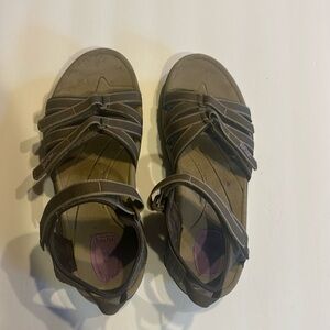 Teva Tirra 4266 brown tan hiking water sporty strapping sandals w Velcro straps